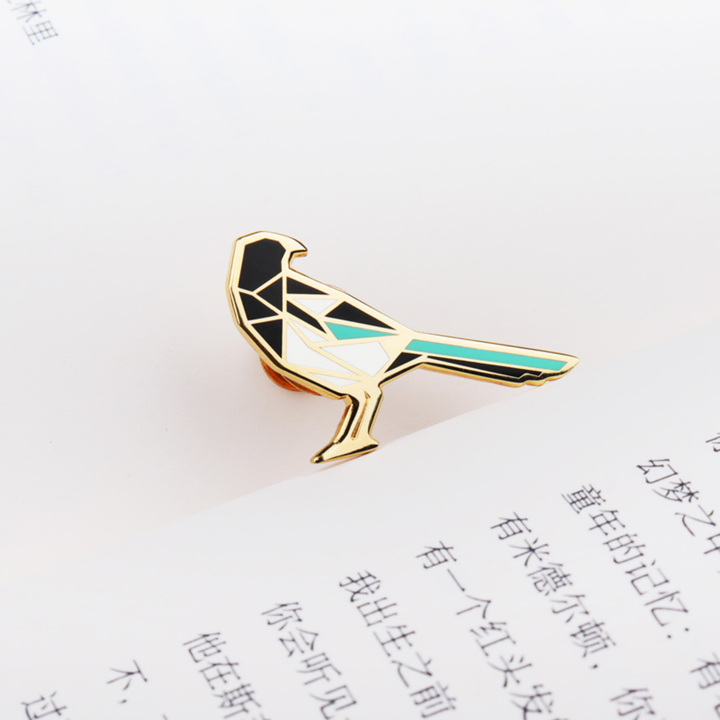 Fanli Enamel Pin "Magpie"